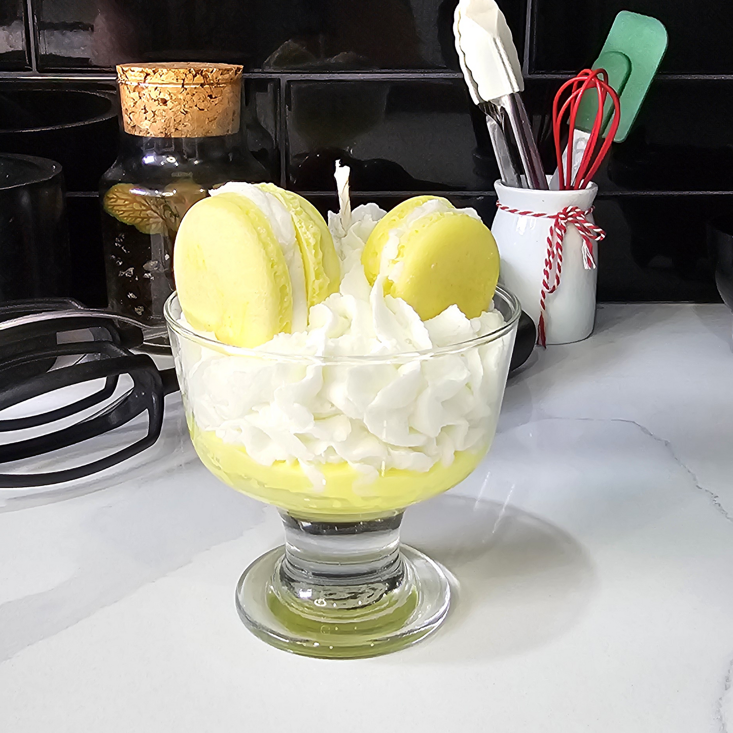 Grande crème glacée molle avec macarons