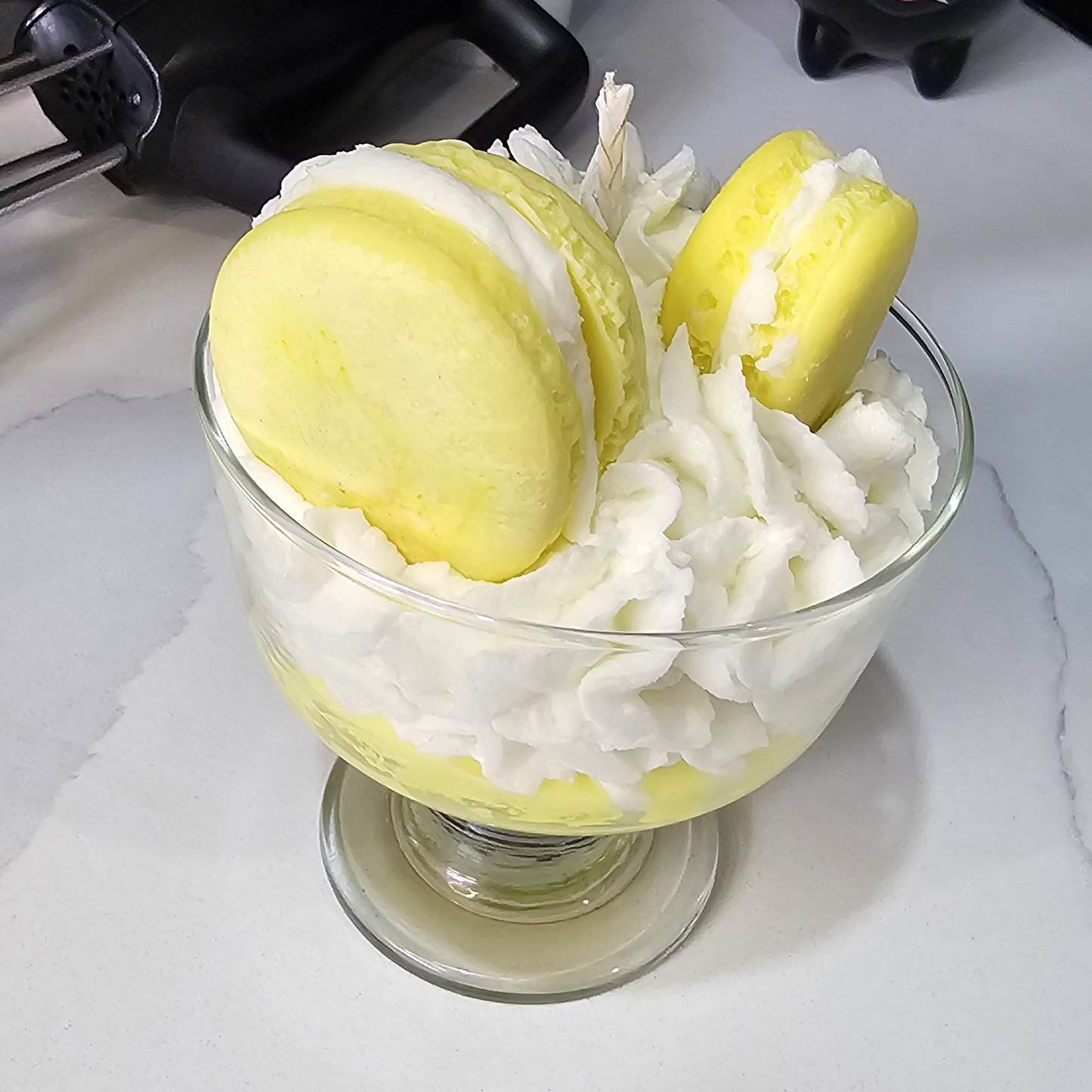 Grande crème glacée molle avec macarons