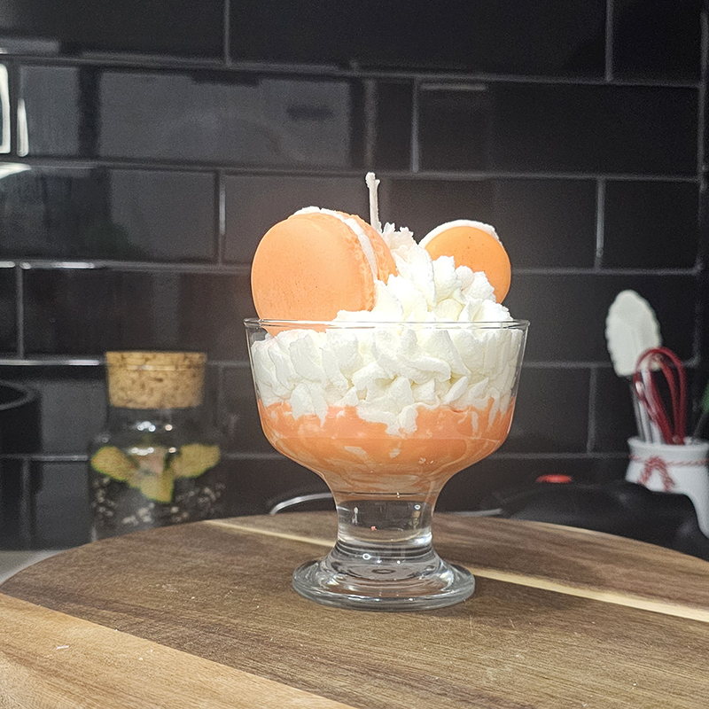 Grande crème glacée molle avec macarons