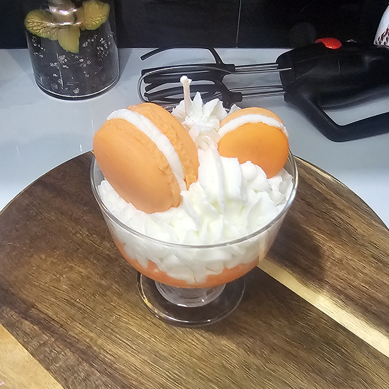 Grande crème glacée molle avec macarons